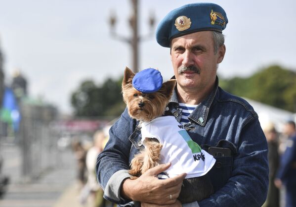 Десантник с собачкой во время празднования Дня ВДВ в Санкт-Петербурге. - Sputnik Молдова