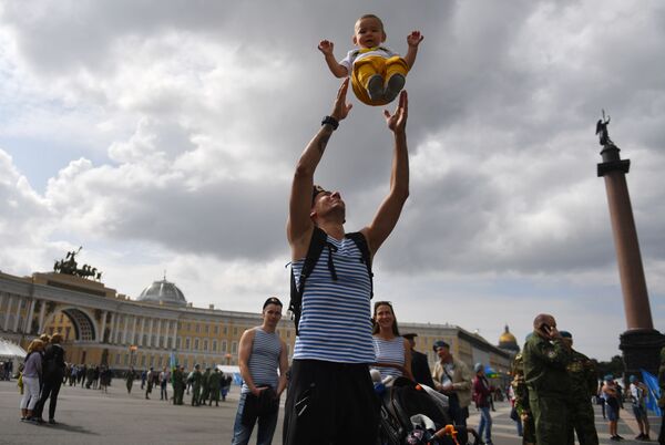Десантник подбрасывает ребенка на праздновании Дня Воздушно-десантных войск на Дворцовой площади в Санкт-Петербурге - Sputnik Молдова