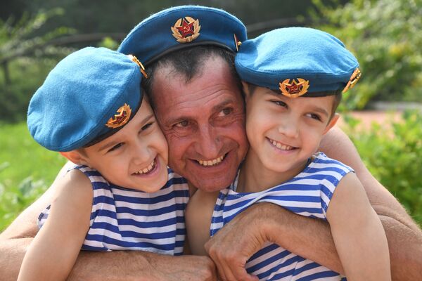 Десантник во время праздновании Дня Воздушно-десантных войск в Чите - Sputnik Молдова