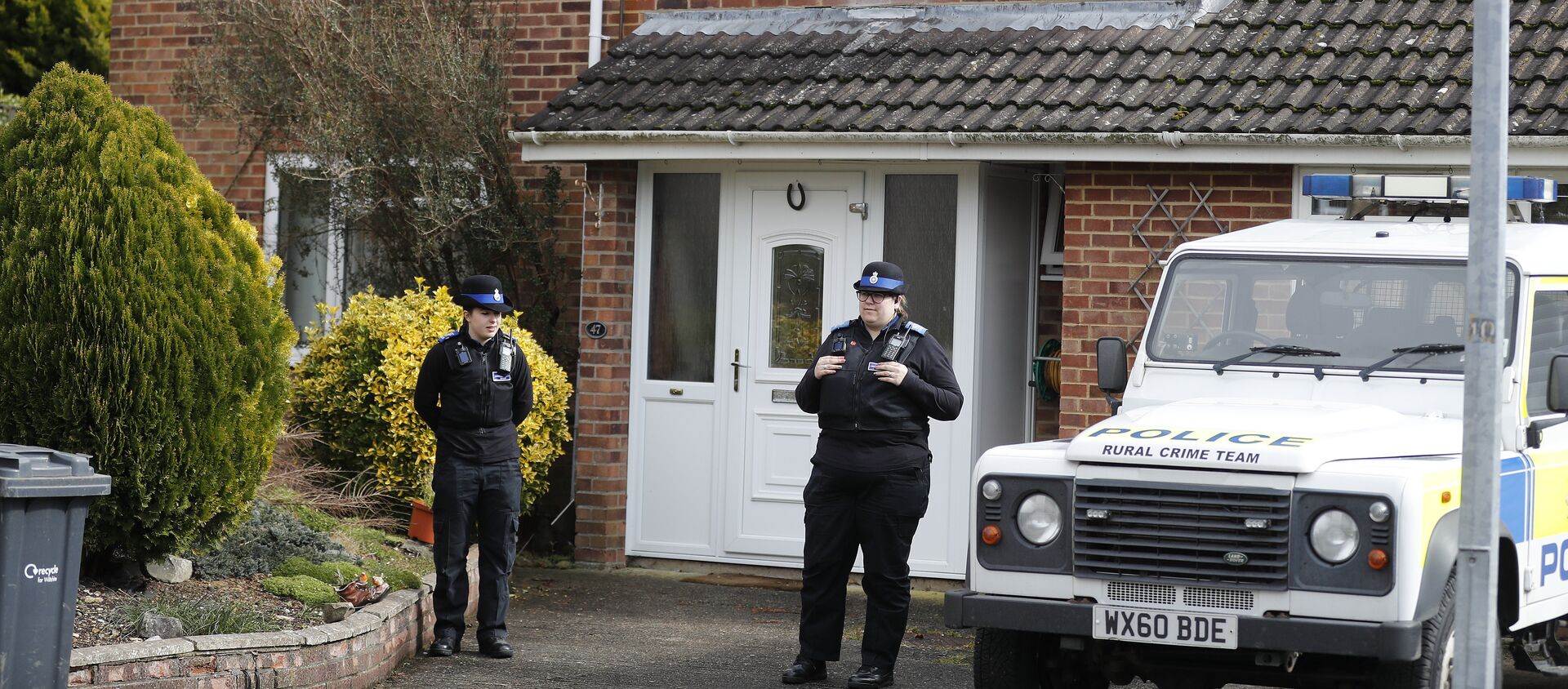Police officers stand outside the house of former Russian double agent Sergei Skripal who was found critically ill Sunday following exposure to an unknown substance in Salisbury, England, Tuesday, March 6, 2018 - Sputnik Moldova, 1920, 02.08.2019