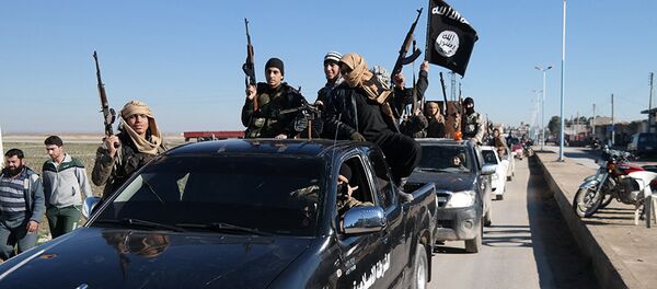 Daesh  terrorists pass by a convoy in Tel Abyad, northeast Syria (File) - Sputnik Moldova