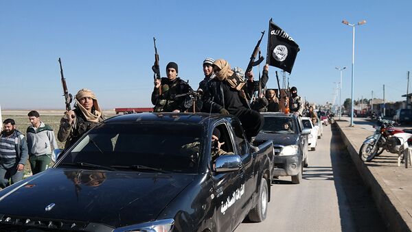 Daesh  terrorists pass by a convoy in Tel Abyad, northeast Syria (File) - Sputnik Moldova-România