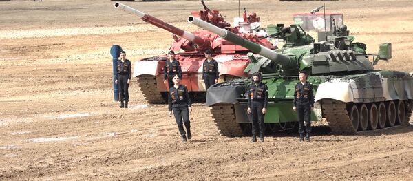 Девушки-танкистки показали класс на подмосковном Алабино - Sputnik Молдова