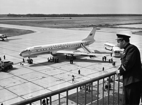 Самолет ТУ-104Б, прибывший из Ленинграда в Москву, на летном поле аэропорта Шереметьево, 1959 год - Sputnik Молдова