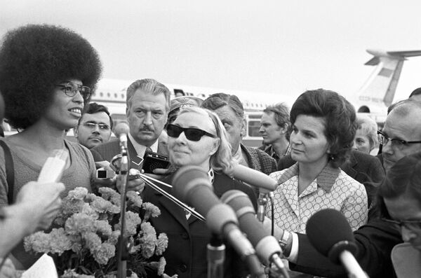 Председатель Комитета советских женщин, космонавт Валентина Терешкова (справа) встречает американку Анжелу Дэвис (слева) в Шереметьевском аэропорту, 1972 год - Sputnik Молдова