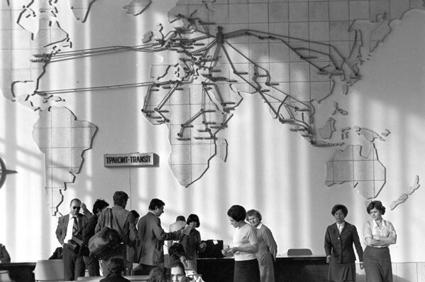 В зале ожидания международного аэропорта Шереметьево-2, 1977 год - Sputnik Молдова