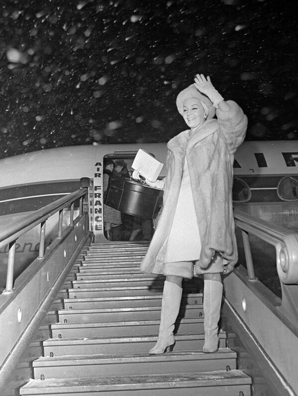 Французская актриса Людмила Черина в аэропорту Шереметьево, 1965 год  - Sputnik Молдова