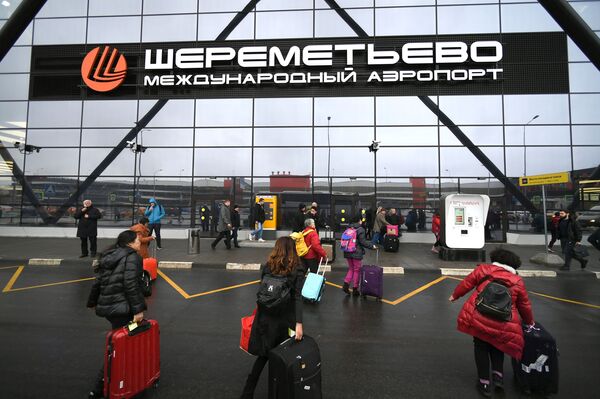 Пассажиры у входа в терминал B международного аэропорта Шереметьево в Москве - Sputnik Молдова