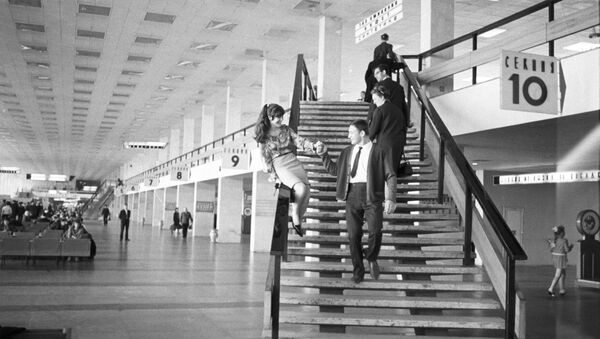 Советская актриса театра и кино Тамара Дегтярева с другом в аэропорту Шереметьево - Sputnik Moldova-România