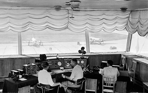 Диспетчеры, контролирующие движение самолетов аэропорта Шереметьево, во время работы, 1959 год - Sputnik Moldova-România