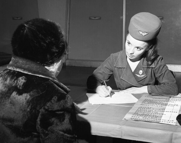 Счетчик Светлана Пономарева, перронный контролер аэропорта Шереметьево, 1970 год - Sputnik Moldova-România