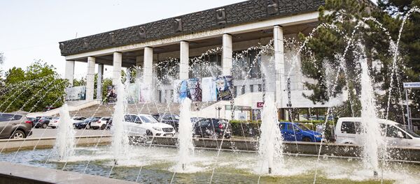 Havuzul din preajma Teatrului de Operă și Balet din Capitală - Sputnik Moldova