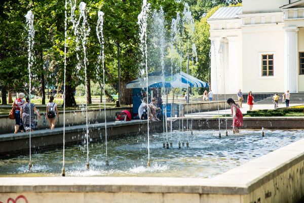 Unul dintre havuzurile din Parcul Catedralei din Capitală - Sputnik Moldova