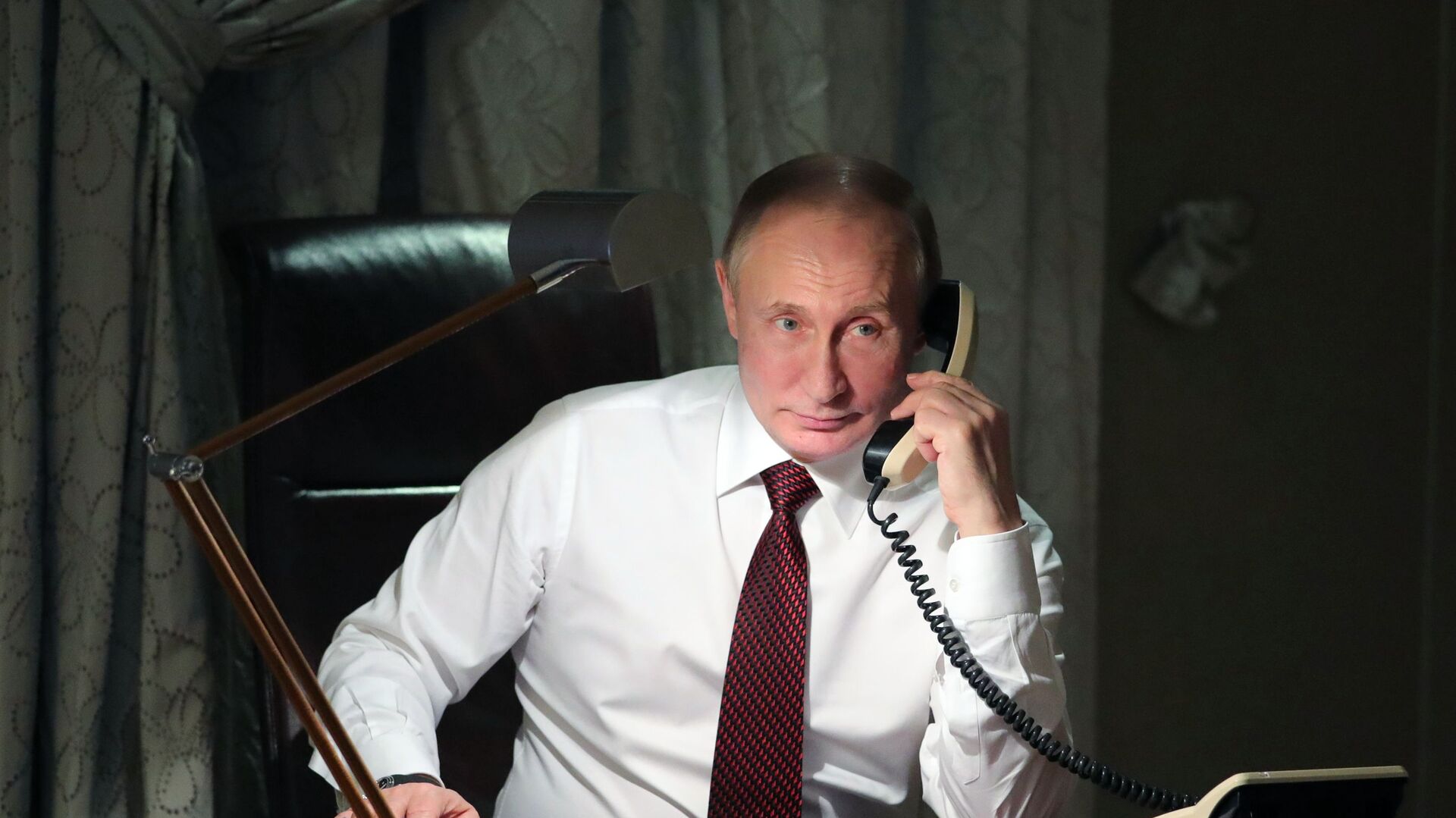  Президент РФ Владимир Путин во время телефонного разговора - Sputnik Moldova-România, 1920, 13.12.2021
