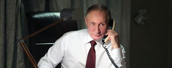  Президент РФ Владимир Путин во время телефонного разговора - Sputnik Moldova-România