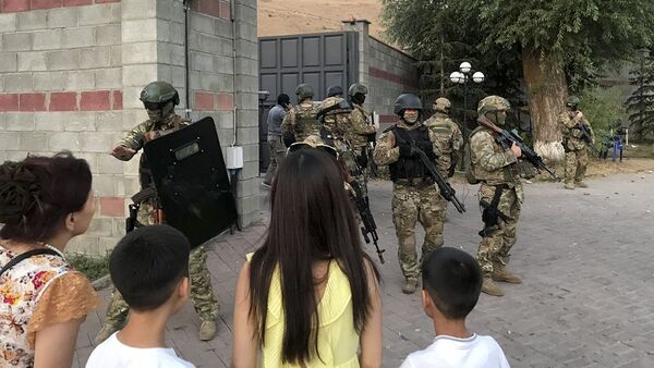 Спецназ возле резиденции экс-президента Алмазбека Атамбаева - Sputnik Молдова