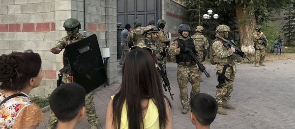 Спецназ возле резиденции экс-президента Алмазбека Атамбаева - Sputnik Молдова