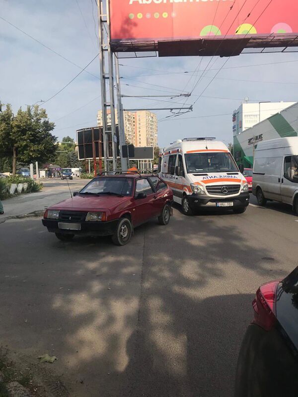 O mașină fără șofer a trecut peste o femeie în sectorul Buiucani - Video O mașină fără șofer a trecut peste o femeie în sectorul Buiucani - Video - Sputnik Moldova