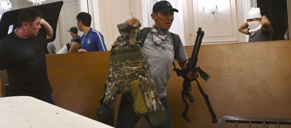 Сторонники бывшего президента Кыргызстана Алмазбека Атамбаева в селе Кой-Таш - Sputnik Молдова