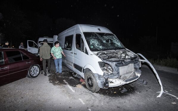 Разбитый автомобиль неподалеку от резиденции экс-президента Киргизии Алмазбека Атамбаева в селе Кой-Таш, где прошла спецоперация по его задержанию - Sputnik Молдова