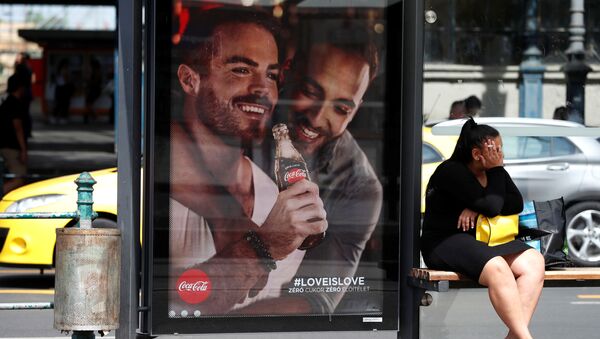 Un panou publicitar, parte dintr-o campanie a Coca-Cola care promovează LGBT în Budapesta - Sputnik Moldova-România