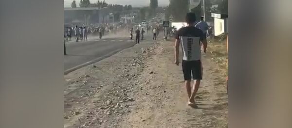 Момент прорыва милицейского кордона на пути в Кой-Таш попал на видео Момент прорыва милицейского кордона на пути в Кой-Таш попал на видео - Sputnik Молдова