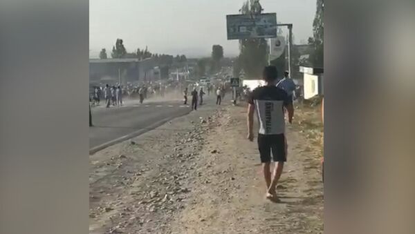 Момент прорыва милицейского кордона на пути в Кой-Таш попал на видео - Sputnik Молдова