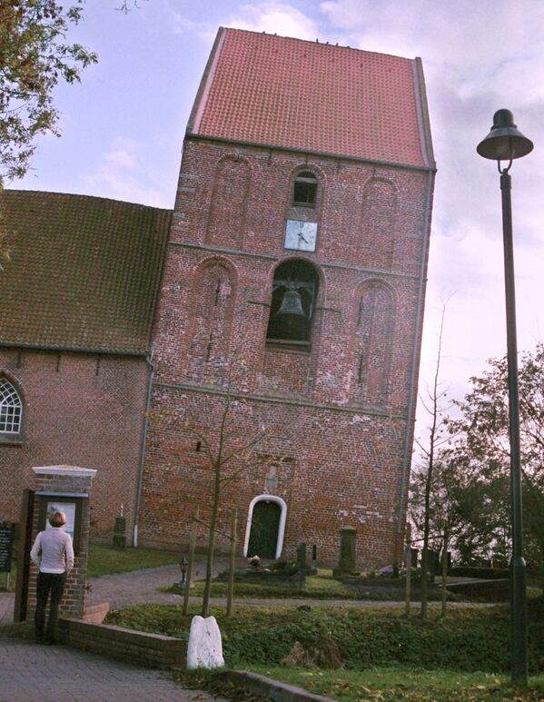 Самая наклоненная церковная башня в мире расположена в Суурхузене, Нижняя Саксония - Sputnik Moldova-România