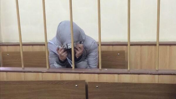 Подозреваемая в связях с ИГ Караулова прятала лицо под капюшоном в суде - Sputnik Молдова