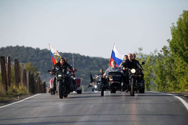 Președintele rus Vladimir Putin, la show-ul internațional moto Umbra Babilonului de la Sevastopol organizat de clubul de motociclişti Lupii nopţii, la volanul unui Ural cu ataş - Sputnik Moldova-România