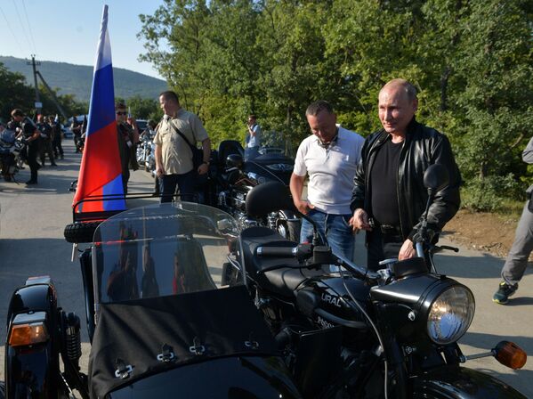 Președintele rus Vladimir Putin, lângă motocicleta Ural, la show-ul internațional moto Umbra Babilonului de la Sevastopol organizat de clubul de motociclişti Lupii nopţii - Sputnik Moldova-România