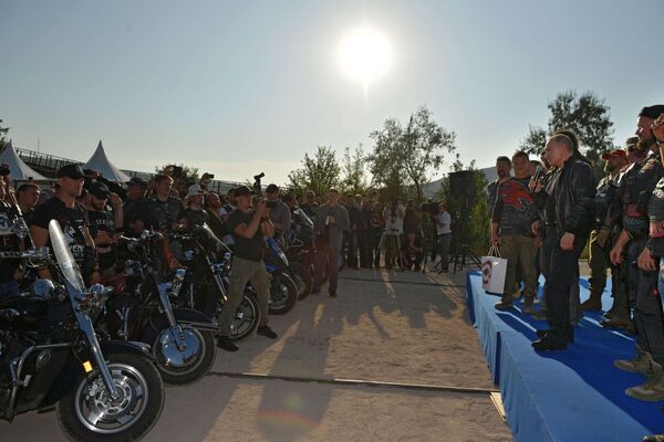 Președintele rus Vladimir Putin felicită clubul de motociclişti Lupii nopţii, cu prilejul celui de-al 10-lea an a organizării show-ului internațional moto Umbra Babilonului în Crimeea - Sputnik Moldova-România
