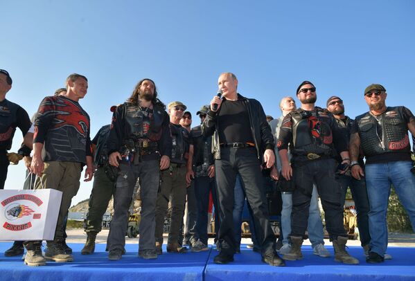 Președintele rus Vladimir Putin, în timpul aniversării a 10-a a show-ul internațional moto Umbra Babilonului organizat în Crimeea de clubul de motociclişti Lupii nopţii - Sputnik Moldova-România