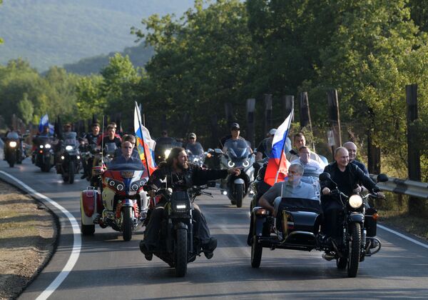 Președintele rus Vladimir Putin, la show-ul internațional moto Umbra Babilonului de la Sevastopol organizat de clubul de motociclişti Lupii nopţii - Sputnik Moldova-România