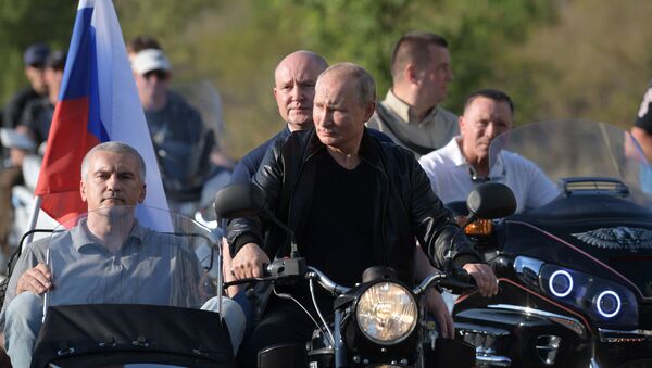 Președintele rus Vladimir Putin, la show-ul internațional moto Umbra Babilonului de la Sevastopol organizat de clubul de motociclişti Lupii nopţii - Sputnik Moldova