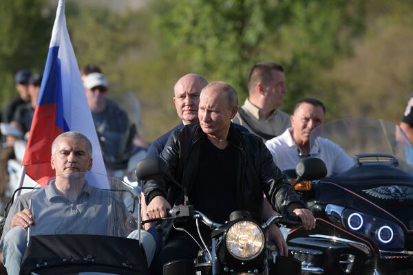 Președintele rus Vladimir Putin, la show-ul internațional moto Umbra Babilonului de la Sevastopol organizat de clubul de motociclişti Lupii nopţii - Sputnik Moldova