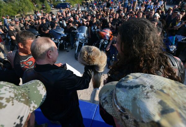 Președintele rus Vladimir Putin felicită clubul de motociclişti Lupii nopţii, cu prilejul celui de-al 10-lea an a organizării show-ului internațional moto Umbra Babilonului în Crimeea - Sputnik Moldova