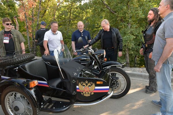 Președintele rus Vladimir Putin, lângă motocicleta Ural, la show-ul internațional moto Umbra Babilonului de la Sevastopol organizat de clubul de motociclişti Lupii nopţii - Sputnik Moldova