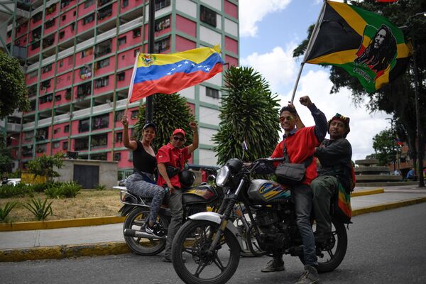 Сторонники венесуэльского правительства во время протеста против санкций США в Каракасе  - Sputnik Moldova-România