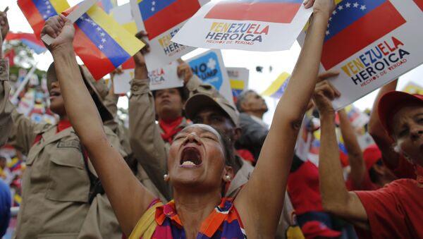Сторонники венесуэльского правительства во время протеста против экономических санкций США в Каракасе  - Sputnik Moldova-România