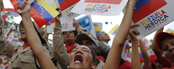 Сторонники венесуэльского правительства во время протеста против экономических санкций США в Каракасе  - Sputnik Moldova-România