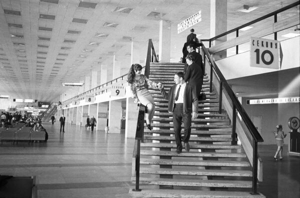 Artista sovietică de teatru și cinema, Tamara Degtyareva cu prietenul ei în aeroportul Șeremetievo. - Sputnik Moldova
