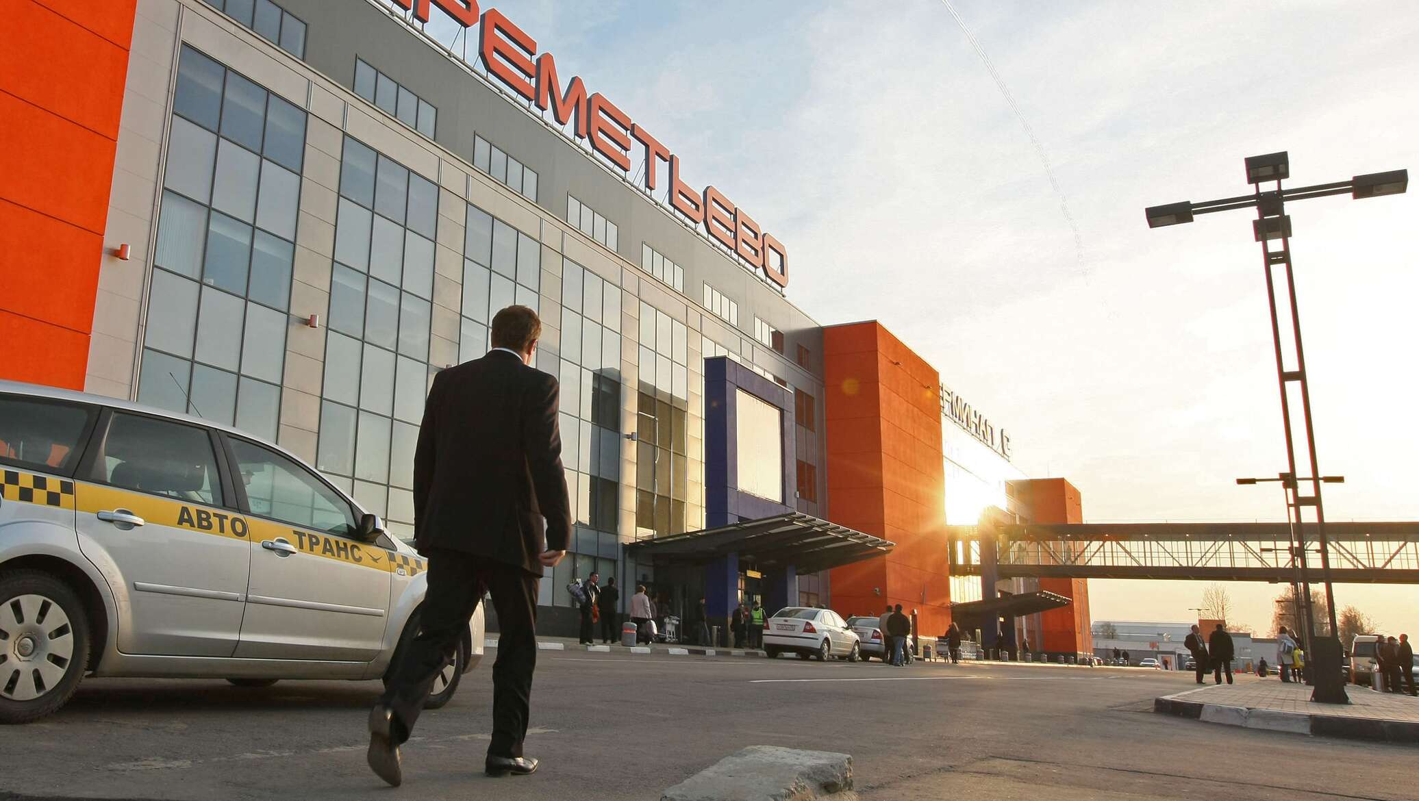 Аэропорт шереметьево имени а с пушкина. Аэропорт Шереметьево 2000 год. Аэропорт Шереметьево фото. Авто у Шереметьево. Шереметьево терминал в такси.