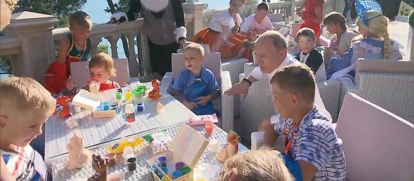 Un băiețel de șase ani i-a dăruit lui Putin un tigru - video Un băiețel de șase ani i-a dăruit lui Putin un tigru - video - Sputnik Moldova