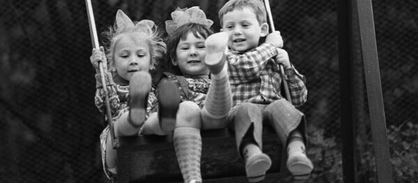 Дети на качелях в санатории Ясная поляна в Крыму. 1976 - Sputnik Молдова