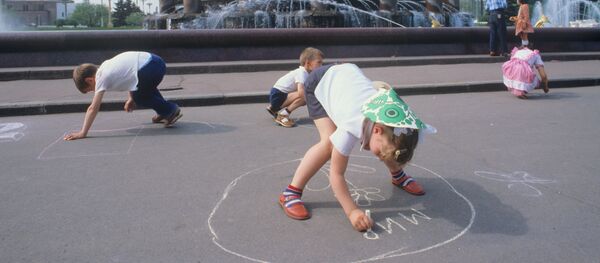 Дети рисуют мелом на асфальте у фонтана Дружба народов в Москве. 1984 Дети рисуют мелом на асфальте у фонтана Дружба народов в Москве. 1984 - Sputnik Молдова