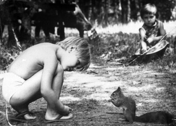 Мальчик с белкой. 1988 - Sputnik Молдова