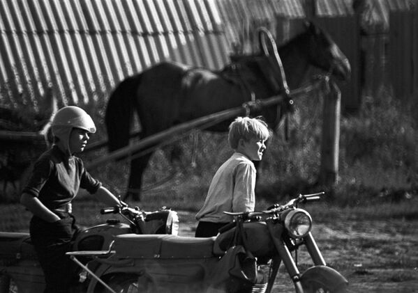 Мальчики на мотоцикле в селе Тойкино Большесосновского района. 1973 - Sputnik Молдова