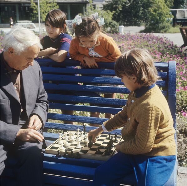 Игра в шахматы. Ангарск, 1973 год - Sputnik Молдова