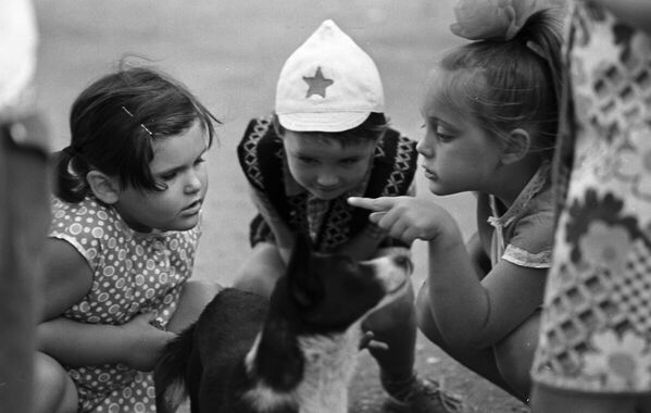 Дети играют с собакой. 1976 год - Sputnik Молдова